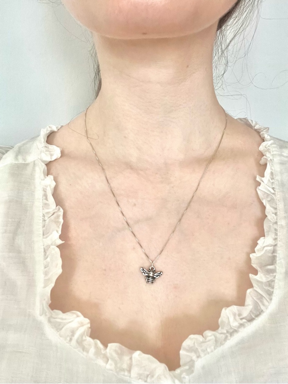 Sterling silver bee pendant necklace - Picture 2 of 6